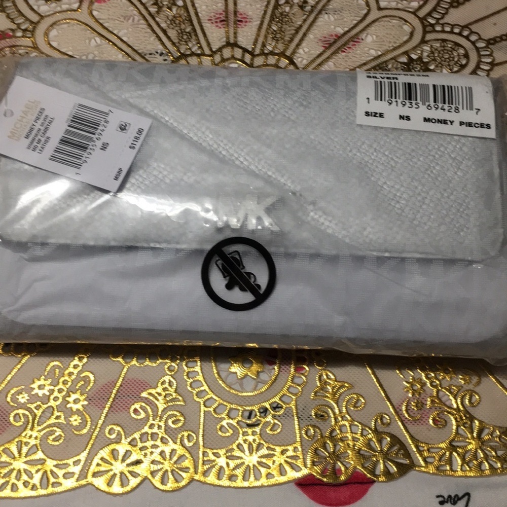 NWT 🔥Brandnew Michael Kors medium multifunction - Picture 8 of 8